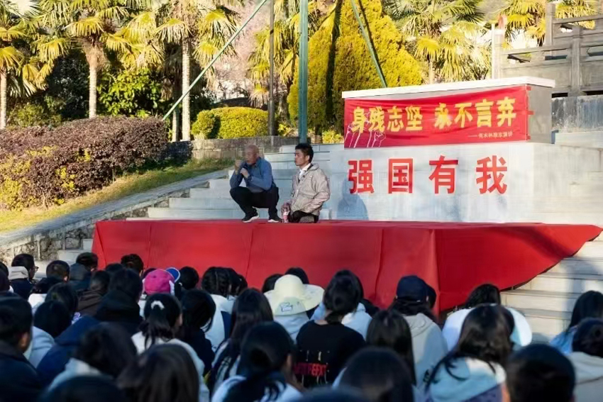 2何木林在云龙县二中给师生作励志演讲。云龙县委宣传部供图