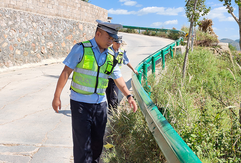 民警在检查农村公路防护设施。曲靖市公安局供图