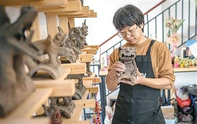 张航在“心房瓦猫博物馆”内整理瓦猫。新华社记者 王冠森摄