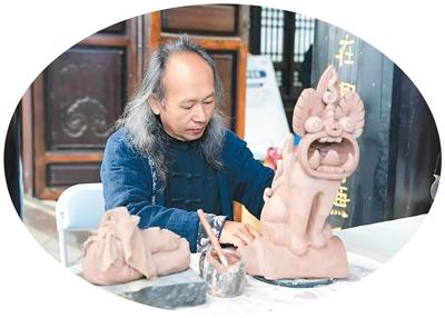 苏龙祥正在制作瓦猫。云南省文化和旅游厅供图