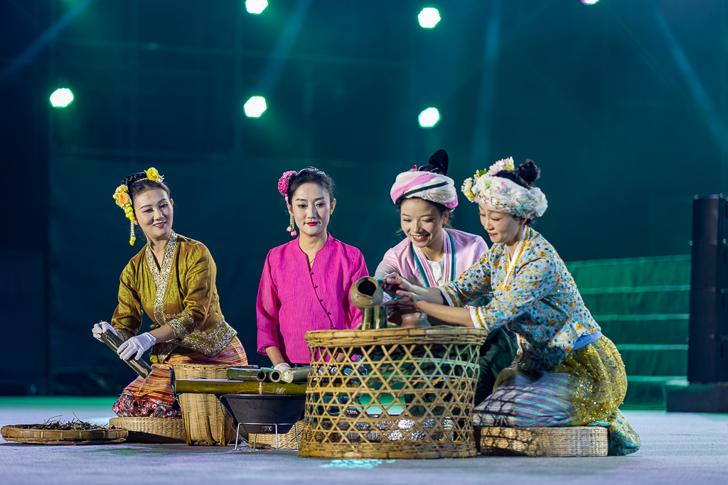 云南省委经济工作会议在昆举行-1