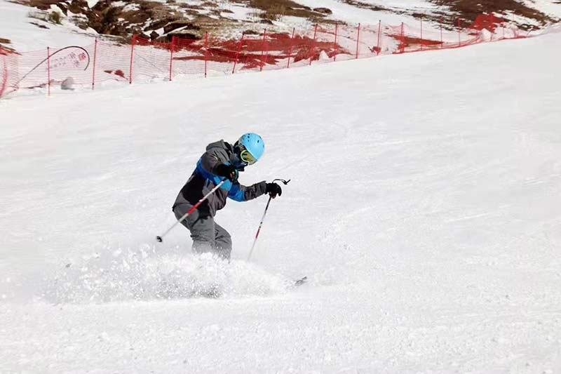 滑雪爱好者在大海草山滑雪旅游度假区内滑雪场内滑雪。大海草山滑雪旅游度假区供图