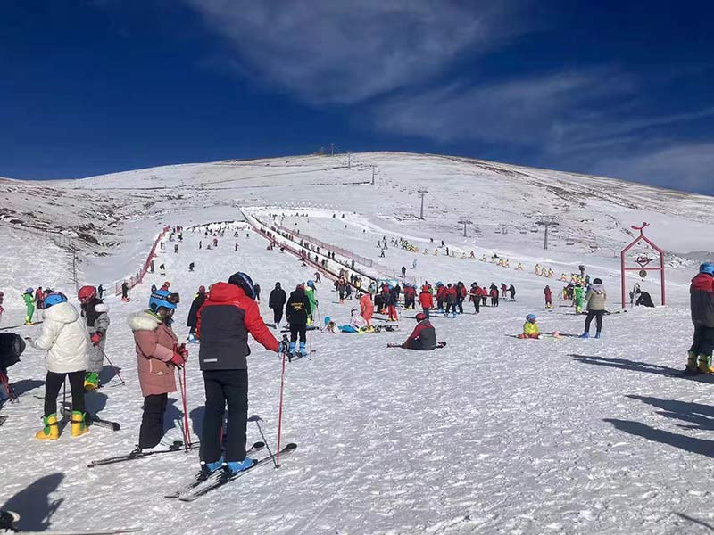 大海草山滑雪旅游度假区吸引了众多游客前来体验冰雪运动。大海草山滑雪旅游度假区供图