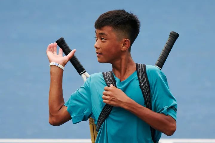 新华每日电讯独家探访：“背篓网球少年”背后的“象群故事”