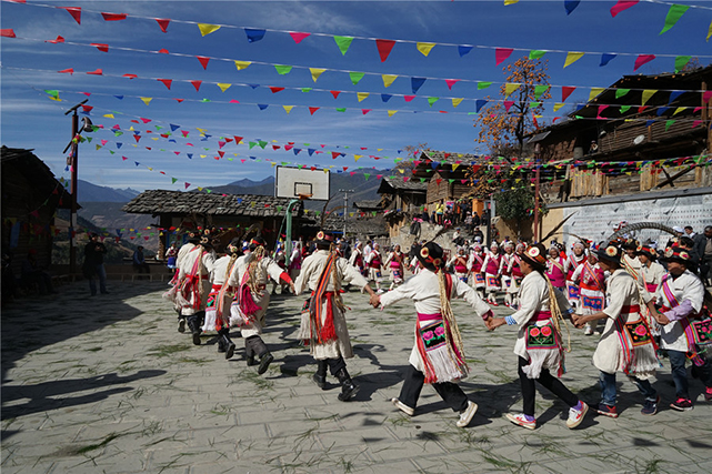 迪庆的篮球运动已普及到村村寨寨，逢年过节都有举行篮球赛的传统，不打篮球就不算过节。