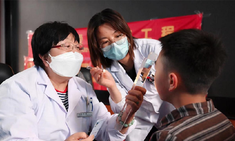 云南“红十字爱眼护眼工程”为会泽县以礼小学300名学生捐赠公益眼镜